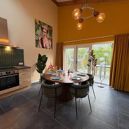 Sfeervolle Met Sauna Aan De Rand Het Bos プッテン