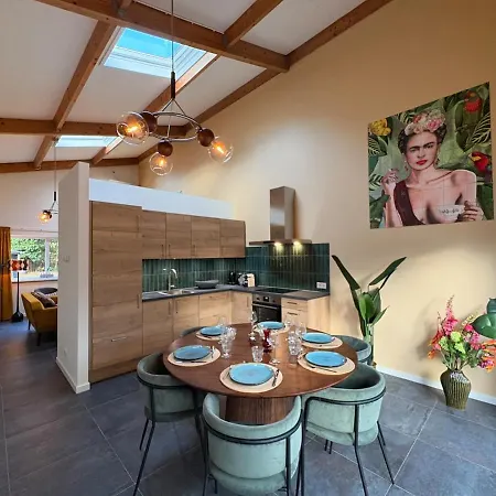 Sfeervolle Met Sauna Aan De Rand Het Bos 別荘 *