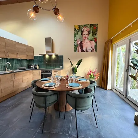 Sfeervolle Met Sauna Aan De Rand Het Bos 別荘 *