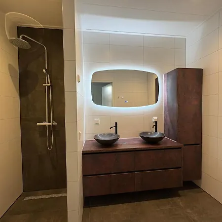 Sfeervolle Met Sauna Aan De Rand Het Bos プッテン